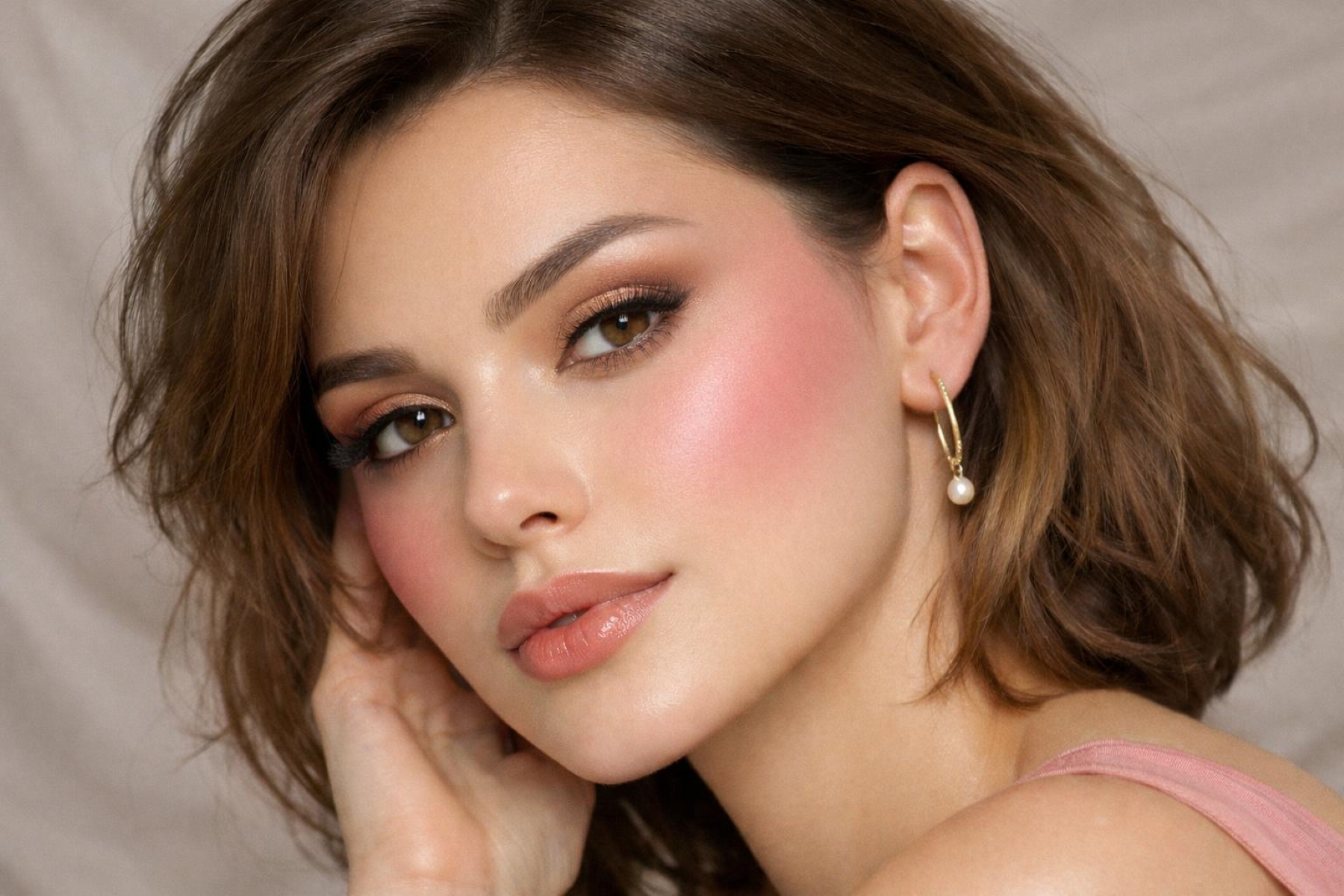 Blush Draping: Η τεχνική που επαναπροσδιορίζει το ρουζ