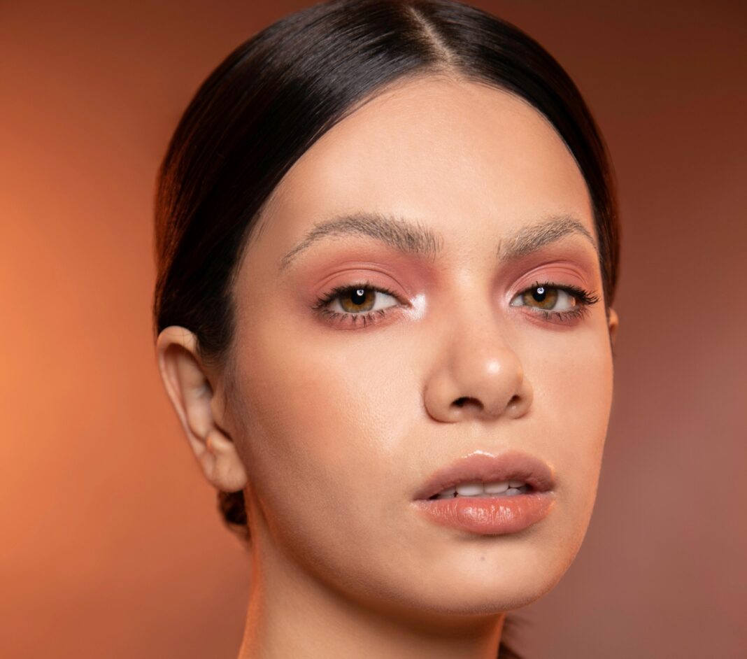 Soft Warm Makeup: Η Τέχνη της Απαλής και Ζεστής Ομορφιάς
