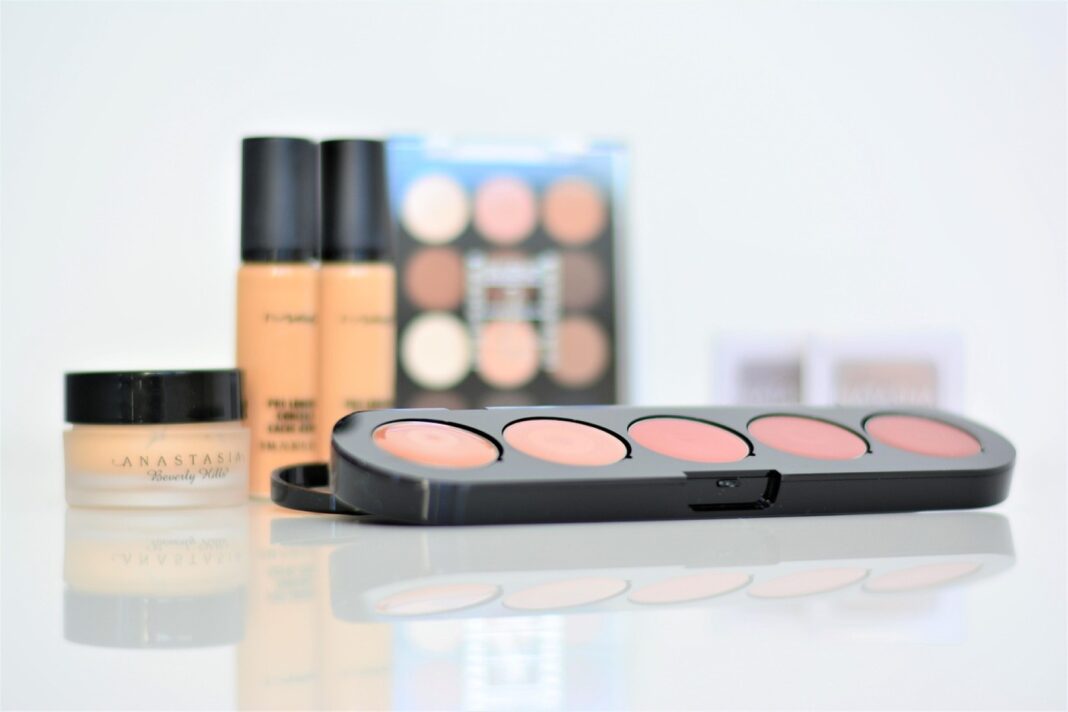 Hybrid Makeup-Skincare: Η Νέα Εποχή Ομορφιάς που Συνδυάζει Περιποίηση και Μακιγιάζ