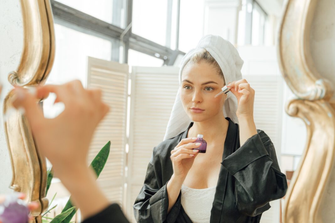 Hyperreal Skin: Όταν η Φυσική Λάμψη Γίνεται η Νέα Πολυτέλεια